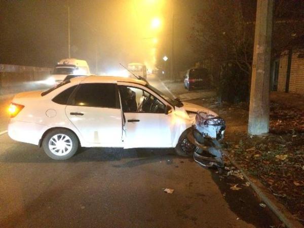 В Ставрополе автомобиль Lada Granta протаранил столб, пострадал мужчина